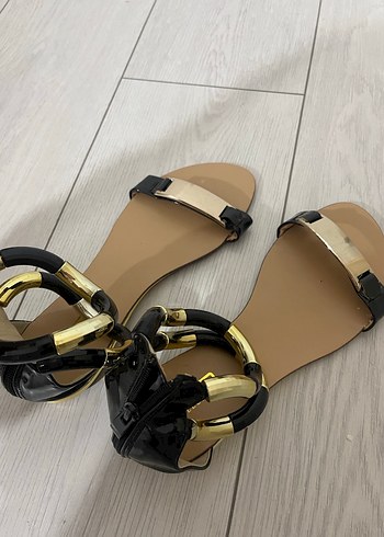 Altın Parlak Tokalı Blok Topuklu Kadın Sandalet - Görsel 2