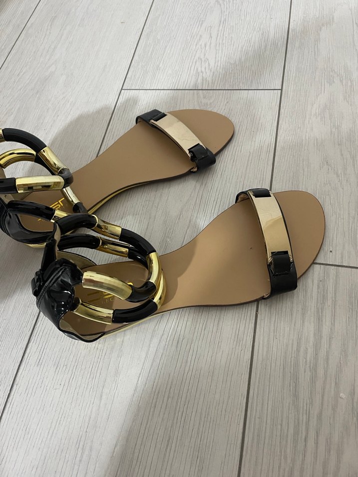 Altın Parlak Tokalı Blok Topuklu Kadın Sandalet - Görsel 3