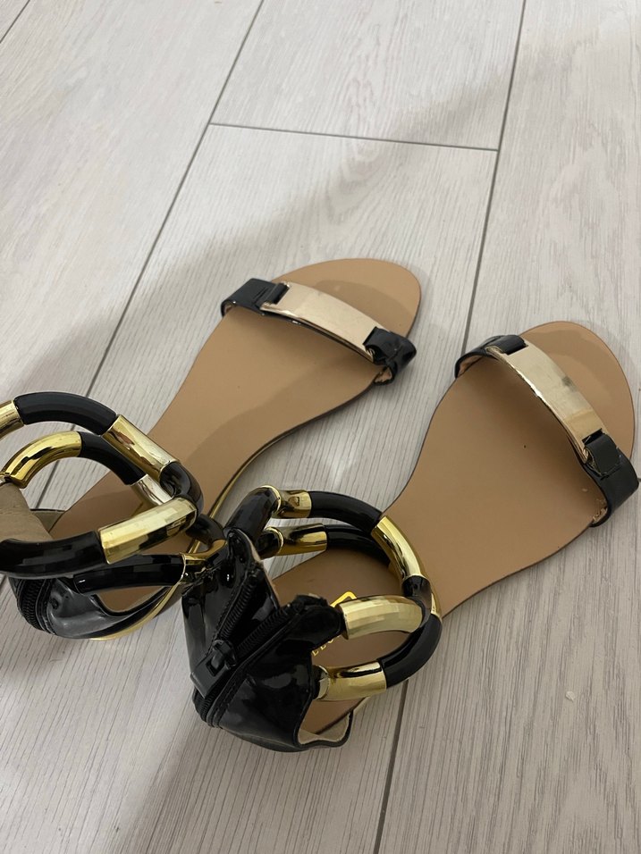 Altın Parlak Tokalı Blok Topuklu Kadın Sandalet - Görsel 2