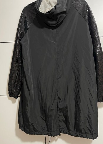 Payetli Siyah Kapüşonlu Midi Yağmurluk - Görsel 4