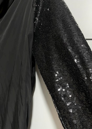 Payetli Siyah Kapüşonlu Midi Yağmurluk - Görsel 5