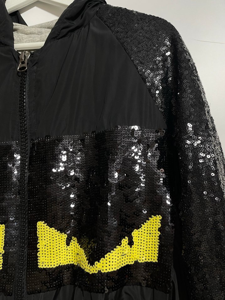 Payetli Siyah Kapüşonlu Midi Yağmurluk - Görsel 3