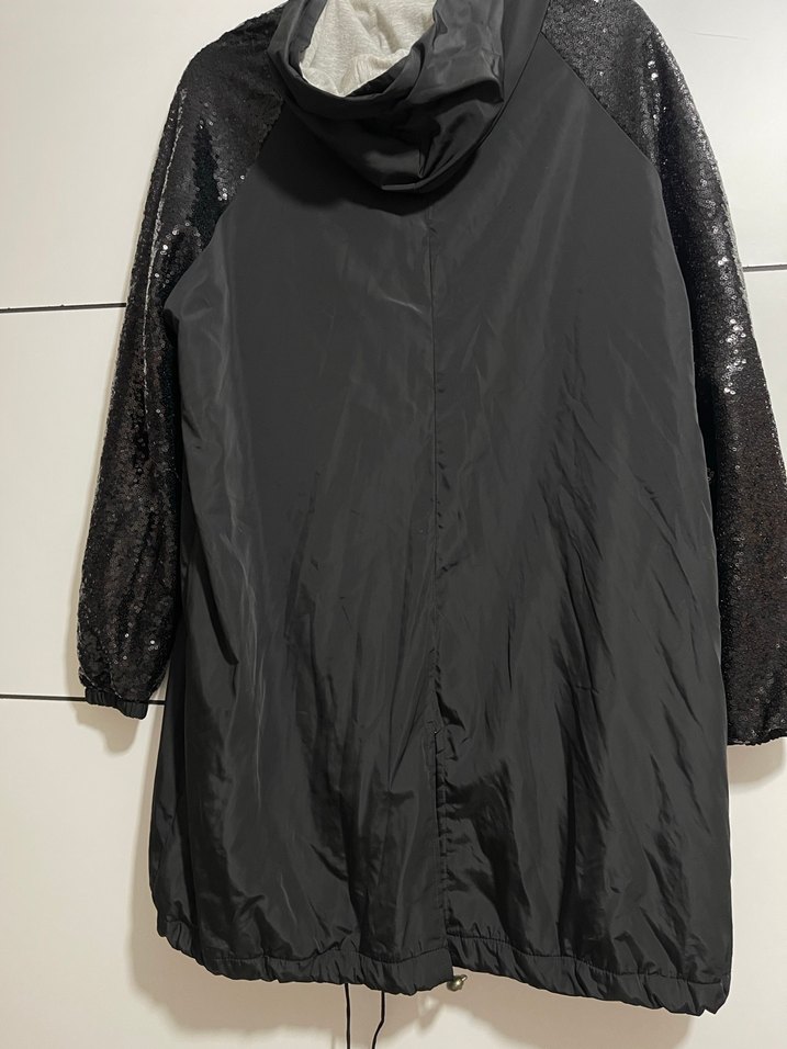 Payetli Siyah Kapüşonlu Midi Yağmurluk - Görsel 4