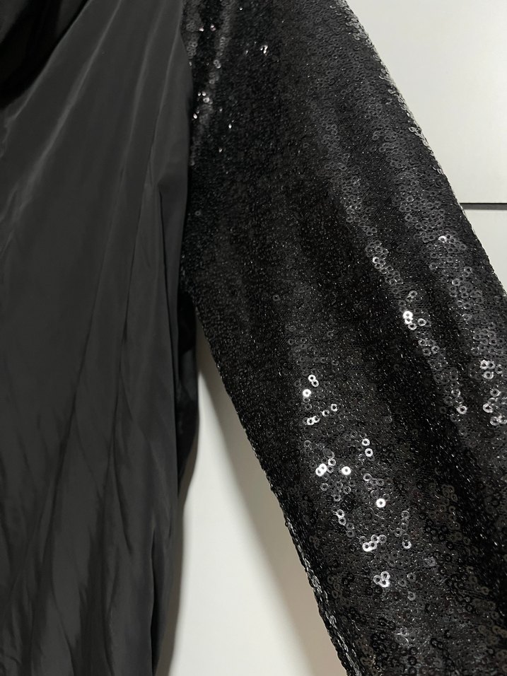 Payetli Siyah Kapüşonlu Midi Yağmurluk - Görsel 5