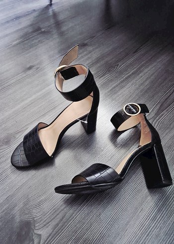 H&M Klasik Siyah Yılan Desenli Topuklu Sandalet