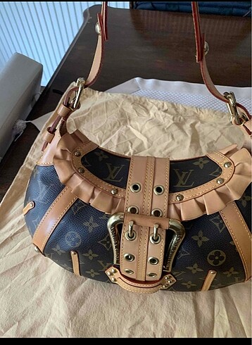  Beden Louis Vuitton kol çantası