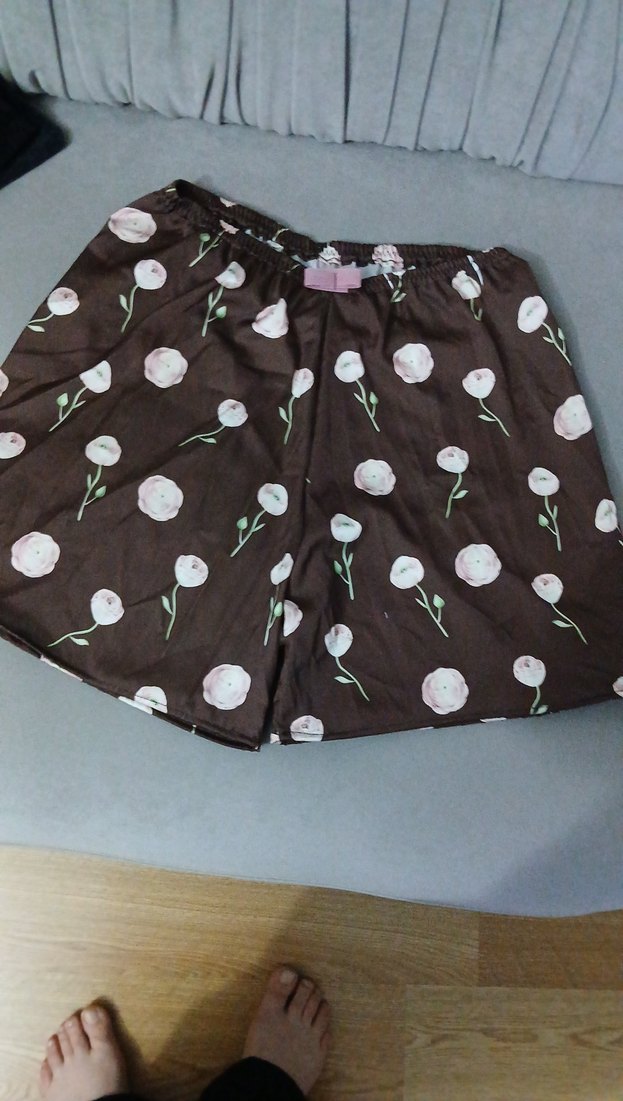 Kahverengi pembe güllü saten şort - Görsel 2