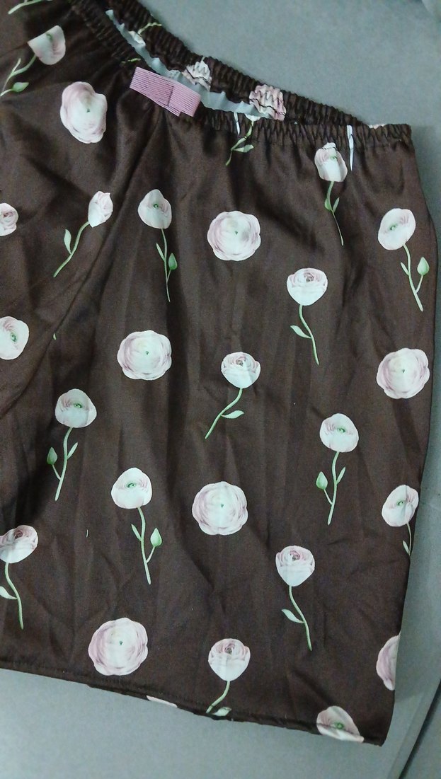 Kahverengi pembe güllü saten şort - Görsel 4