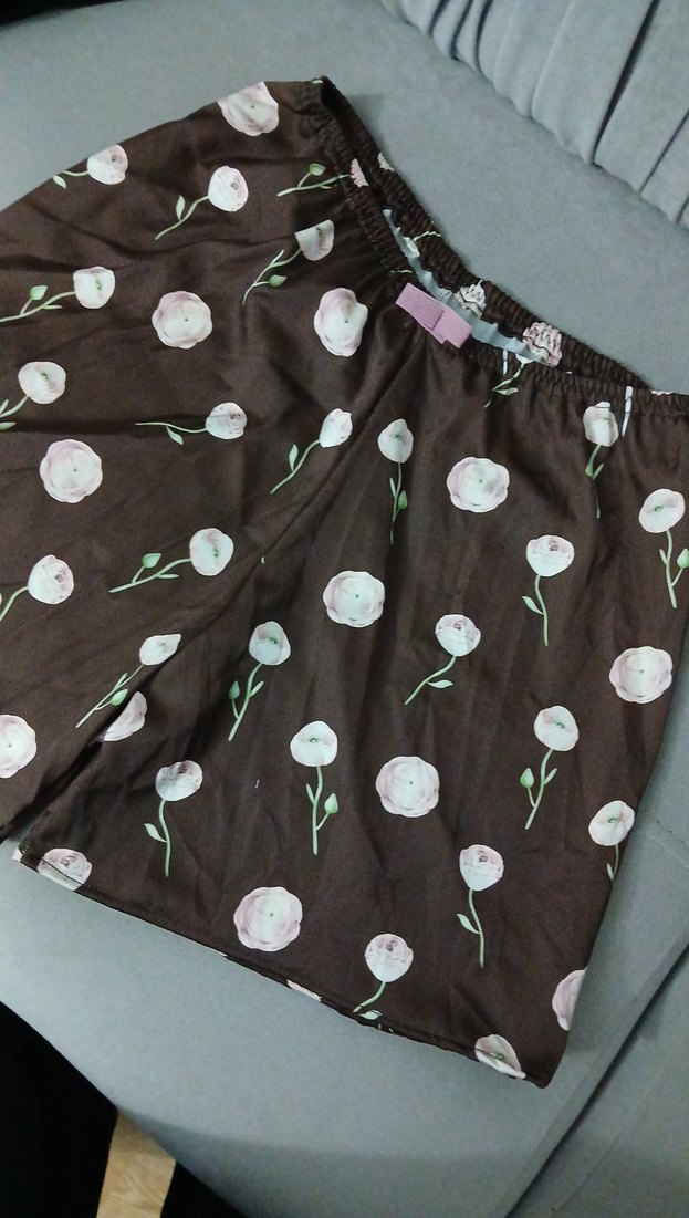 Kahverengi pembe güllü saten şort - Görsel 3