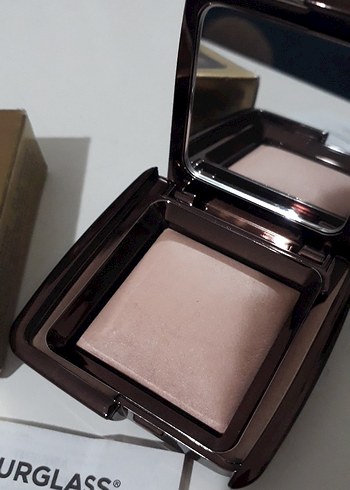 HOURGLASS

Ambient Lighting Powder - Aydınlatıcı pudra - Görsel 9