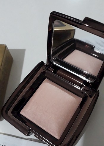 HOURGLASS

Ambient Lighting Powder - Aydınlatıcı pudra - Görsel 10