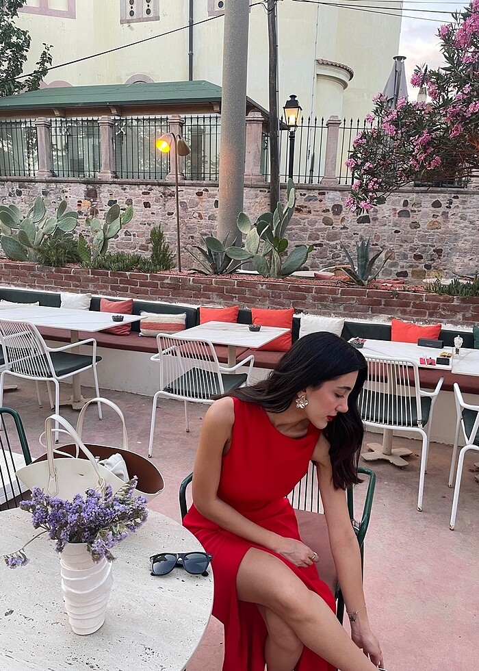 Zara yırtmaçlı kırmızı elbise - Görsel 4