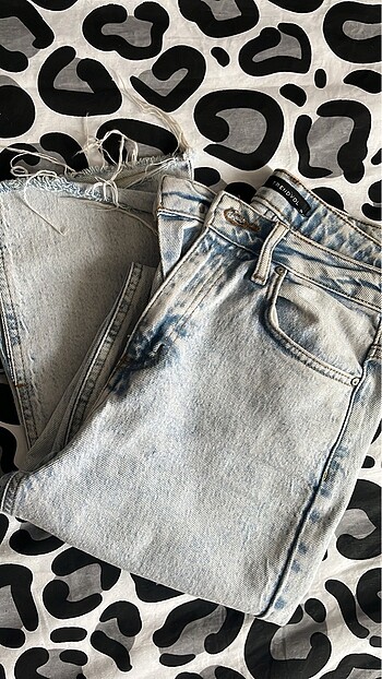 Trendyol & Milla Yırtmaçlı Flare Jeans