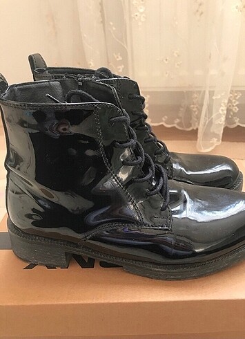 Zara Sayılı giyinilmiştir