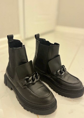 Fabrika Marka Zincir Detaylı Siyah Deri Kadın Bot - Görsel 2