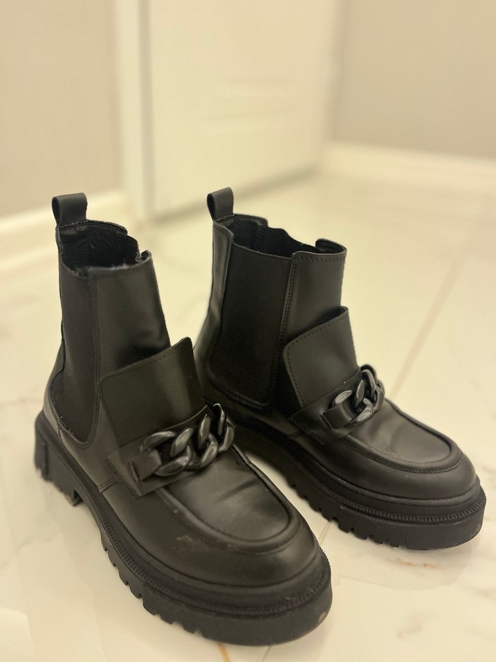 Fabrika Marka Zincir Detaylı Siyah Deri Kadın Bot - Görsel 2