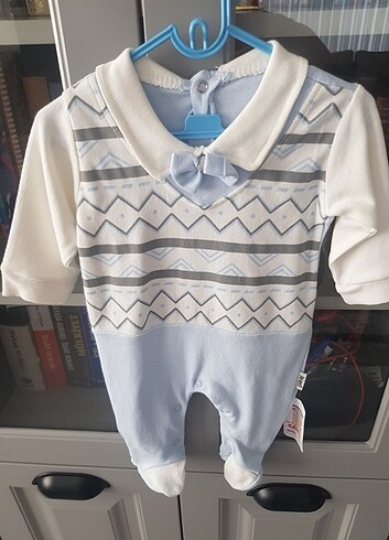 Iki adet bebek tulumu 