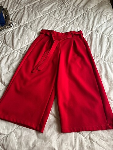 Kırmızı kısa pantolon