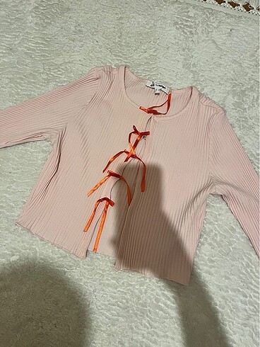 Pembe bluz kudeleli