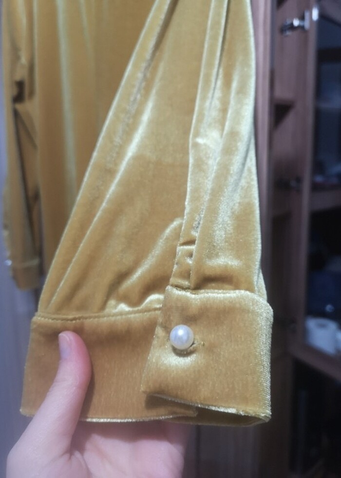 Piena marka etiketli altın sarısı kadife gömlek  - Görsel 4