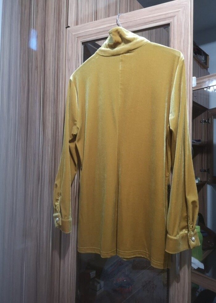Piena marka etiketli altın sarısı kadife gömlek  - Görsel 3