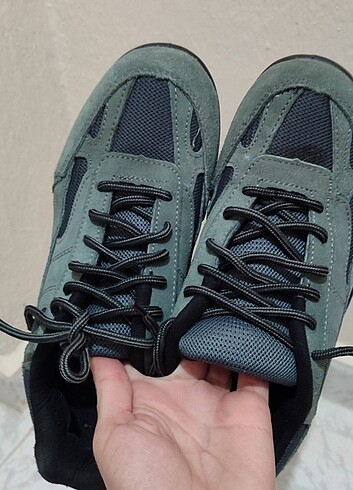 Haki yeşili spor yürüyüş ayakkabısı