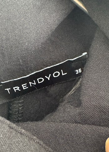 Trendyol & Milla Siyah Yüksek Yakalı Fırfırlı Elbise