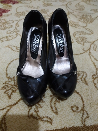 siyah rugan topuklu ayakkabı