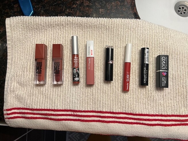 Çeşitli markalarda ruj lipstick
