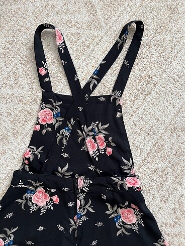 xs Beden H&M çiçekli askılı kısa tulum salopet