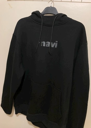 Mavi kapüşonlu siyah sweatshirt
