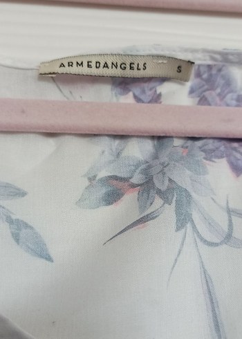Zara Çiçek desenli, kolsuz, bluz.