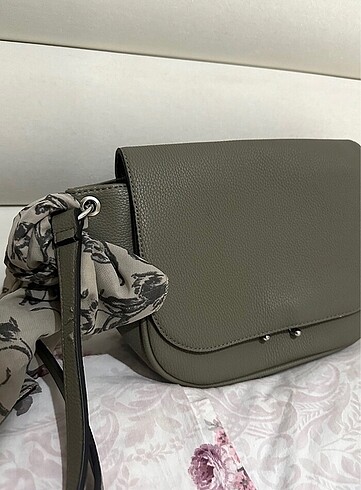 Beden Stradivarius haki çanta