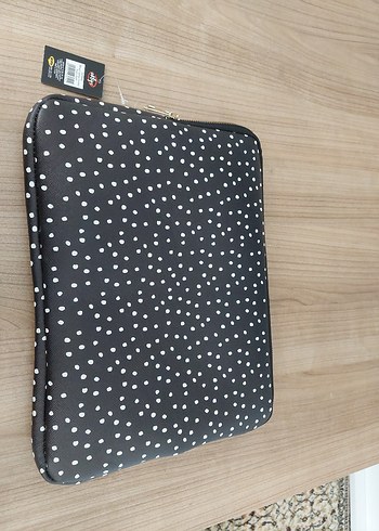 Siyah Puantiyeli Fermuarlı Laptop Çantası