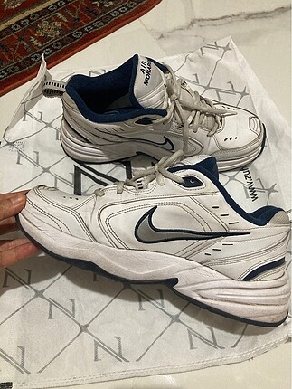 Nike air monarch