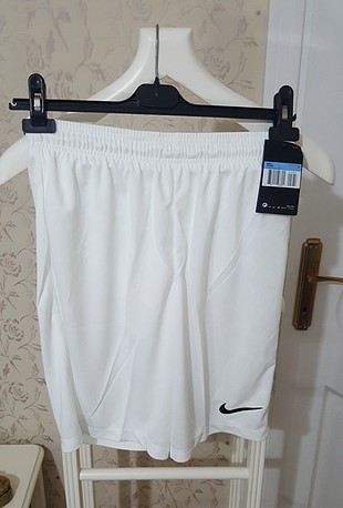 M beden Nike beyaz astarlı şort 