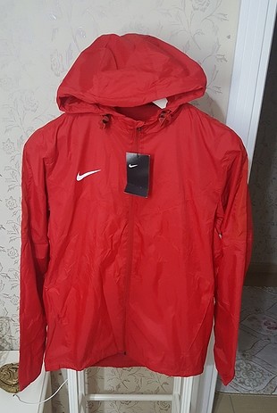 M Beden Nike Kırmızı Yağmurluk Nike Yağmurluk %20 İndirimli - Gardrops