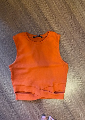 Turuncu halter yaka atlet