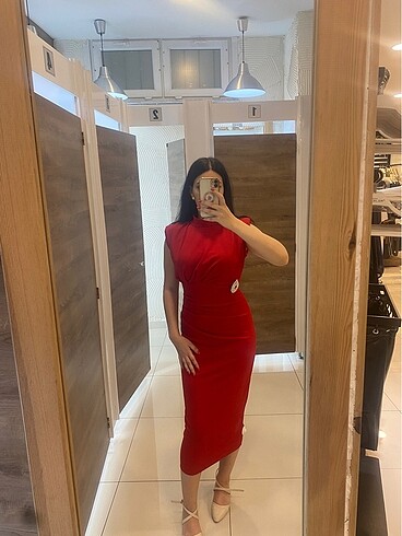 Broşlu Vatkalı Kırmızı Elbise