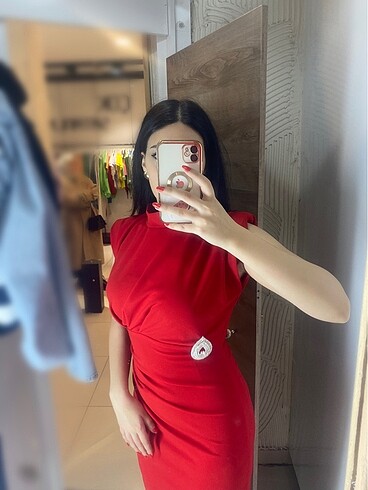 Alfabeta Broşlu Vatkalı Kırmızı Elbise