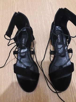 Siyah bağcıklı topuklu sandalet 