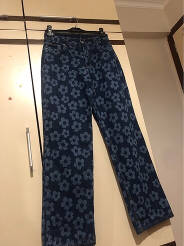 Çiçek desenli koyu mavi denim jean