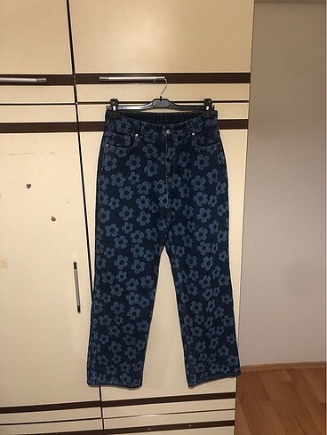 Bershka Çiçek desenli koyu mavi denim jean