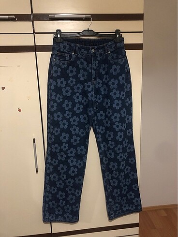40 Beden Çiçek desenli koyu mavi denim jean