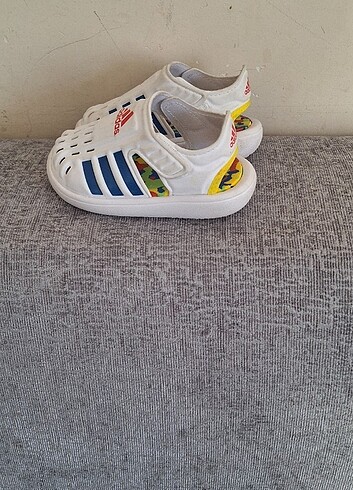23 Beden beyaz Renk Adidas sandalet