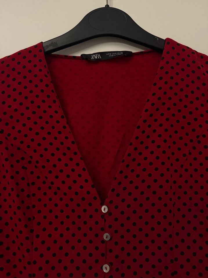 Zara Marka Kırmızı Puantiyeli V Yakalı Uzun Kollu Bluz - Görsel 2