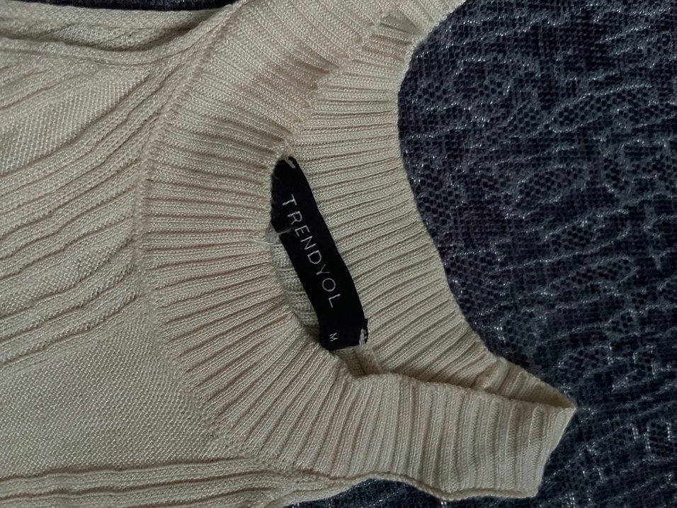 Örgü Beyaz Yüksek Yakalı Kadın Atlet - Görsel 3