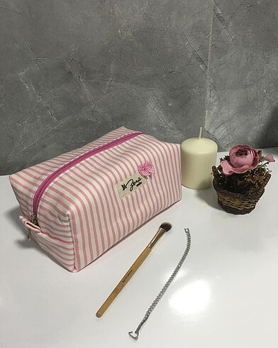 Pembe çizgili makyaj çantası