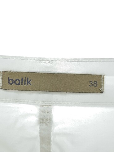 38 Beden beyaz Renk Batik Mini Şort %70 İndirimli.