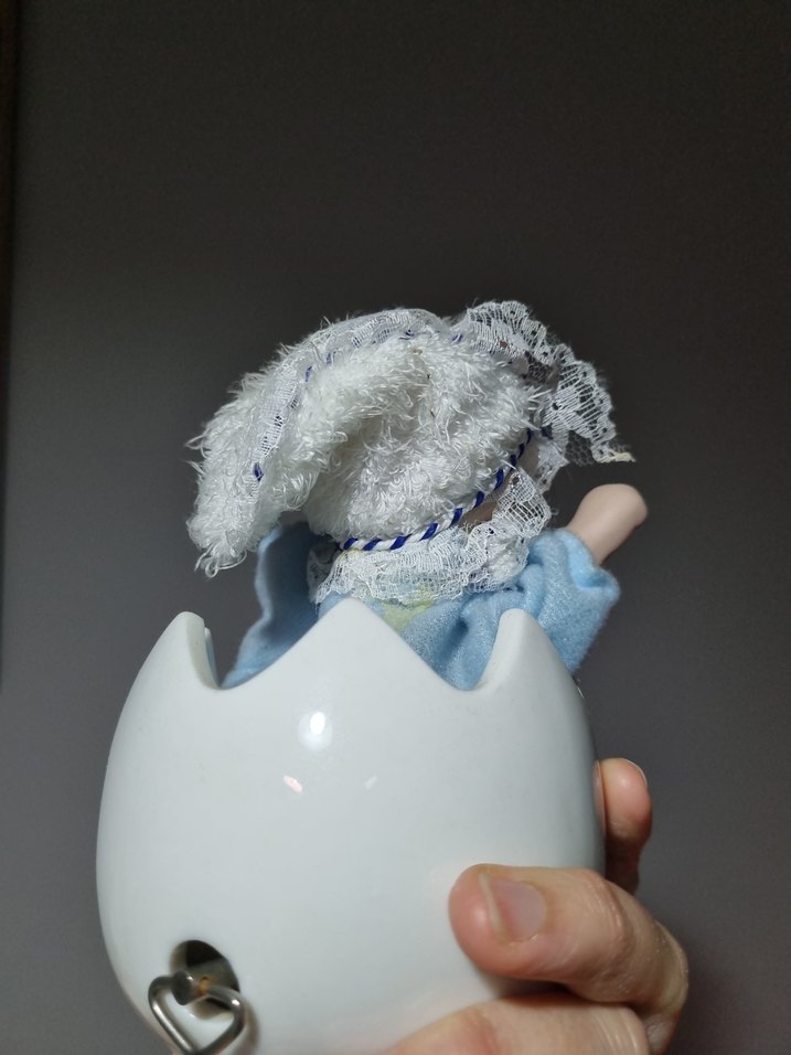 Antika Koleksiyon yumurta icinde porselen bebek. - Görsel 3